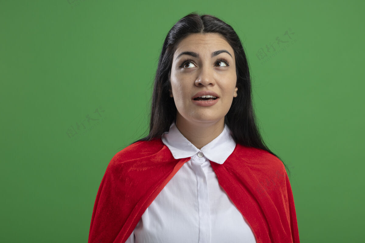 女孩令人印象深刻的年轻白种人超级英雄女孩站在右边 没有任何迹象 看在绿色背景与复制空间孤立立场超级英雄权利