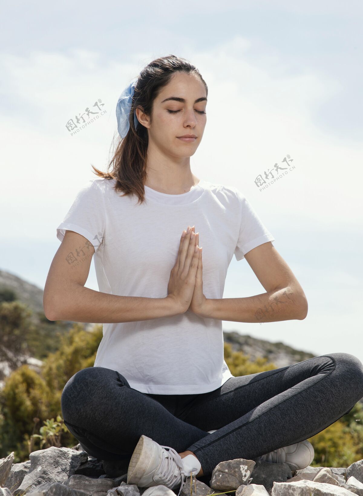 女人正在户外冥想的年轻女子瑜伽内心平和健康