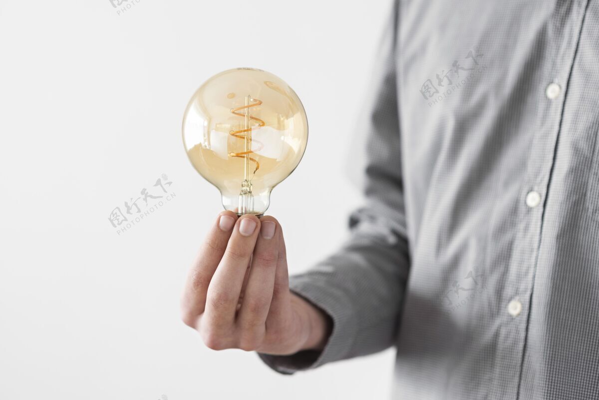 创新靠近拿灯泡的人灯泡解决方案男人