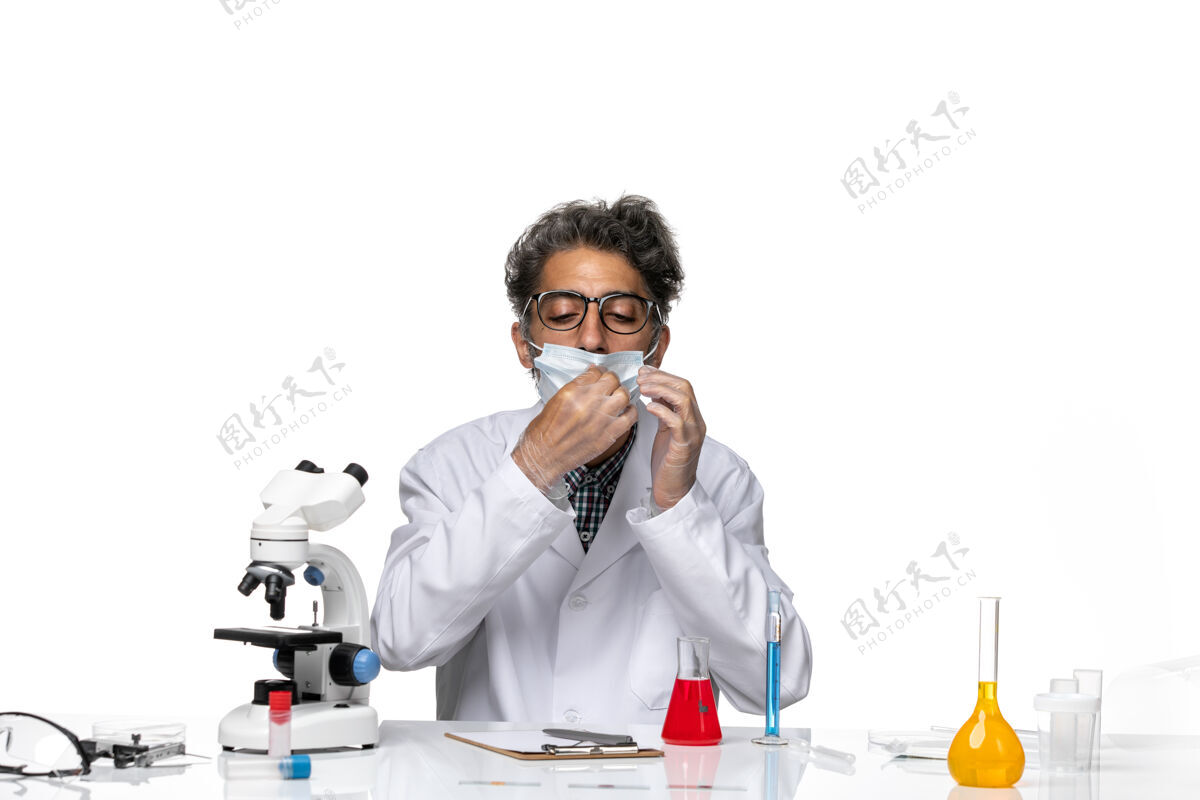 佩戴正面图中年科学家穿着特制的白西装戴着口罩正面化学特殊