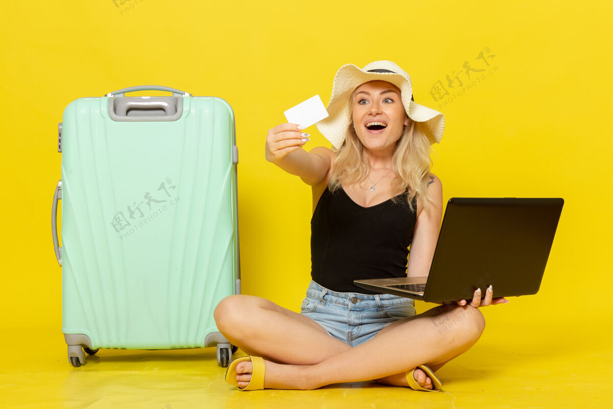 美丽前视图年轻女性拿着她的笔记本电脑和卡片微笑笔记本电脑快乐