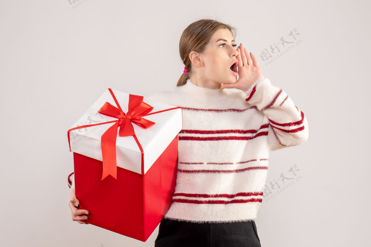 看法年轻的女性拿着礼物在白色的盒子里情感盒子礼物