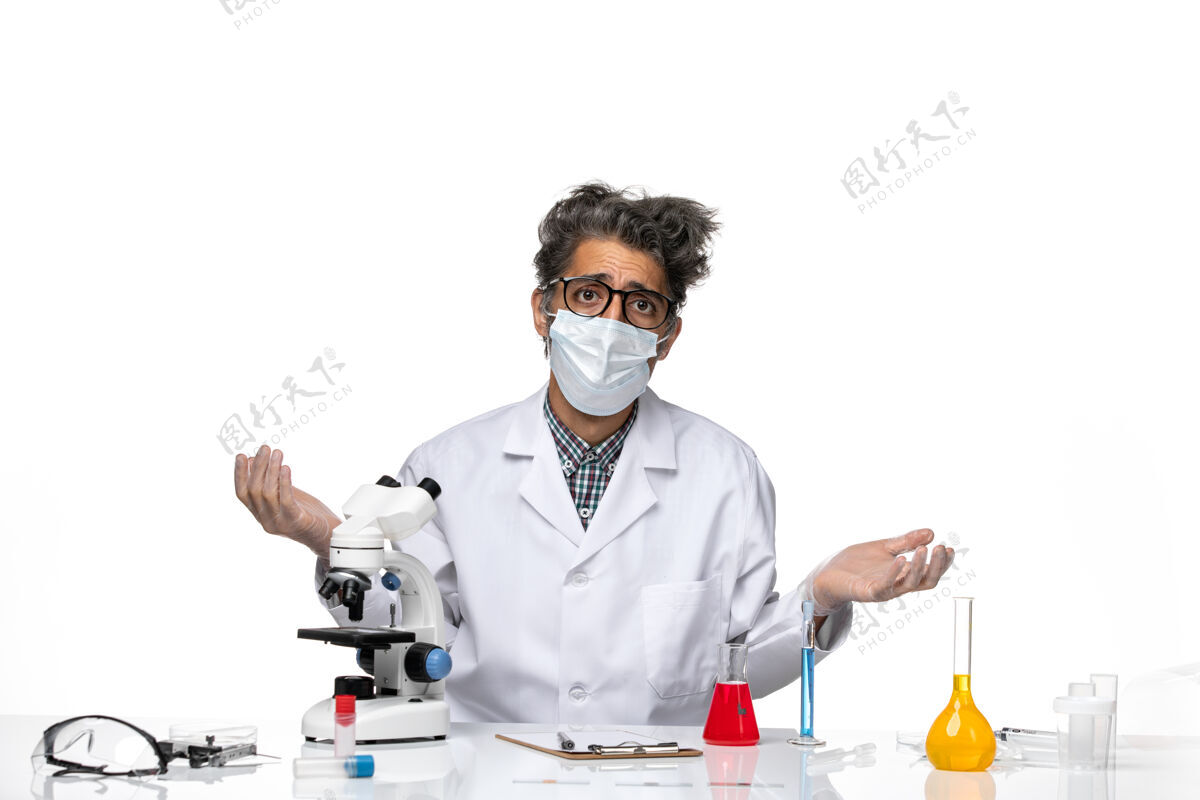 科学正面图身穿白色医疗服的中年科学家摆出困惑的表情外套实验室技术人员