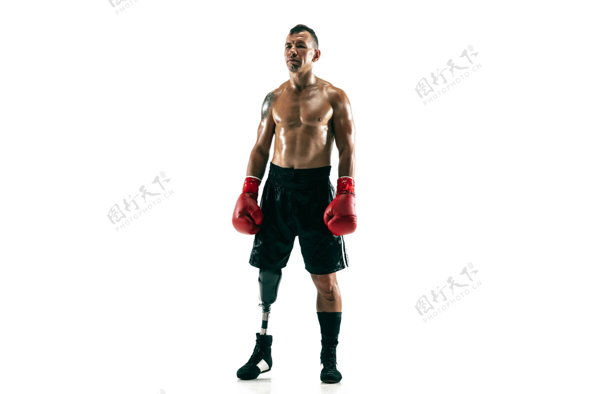 精神带假肢的肌肉运动员的全长肖像健康拳击姿势