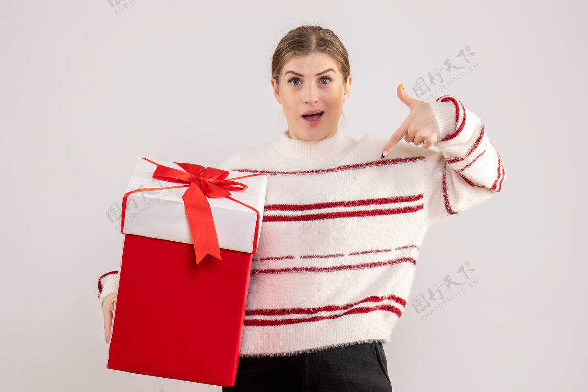 包年轻的女性拿着白色的红色礼物情绪圣诞节年轻女性