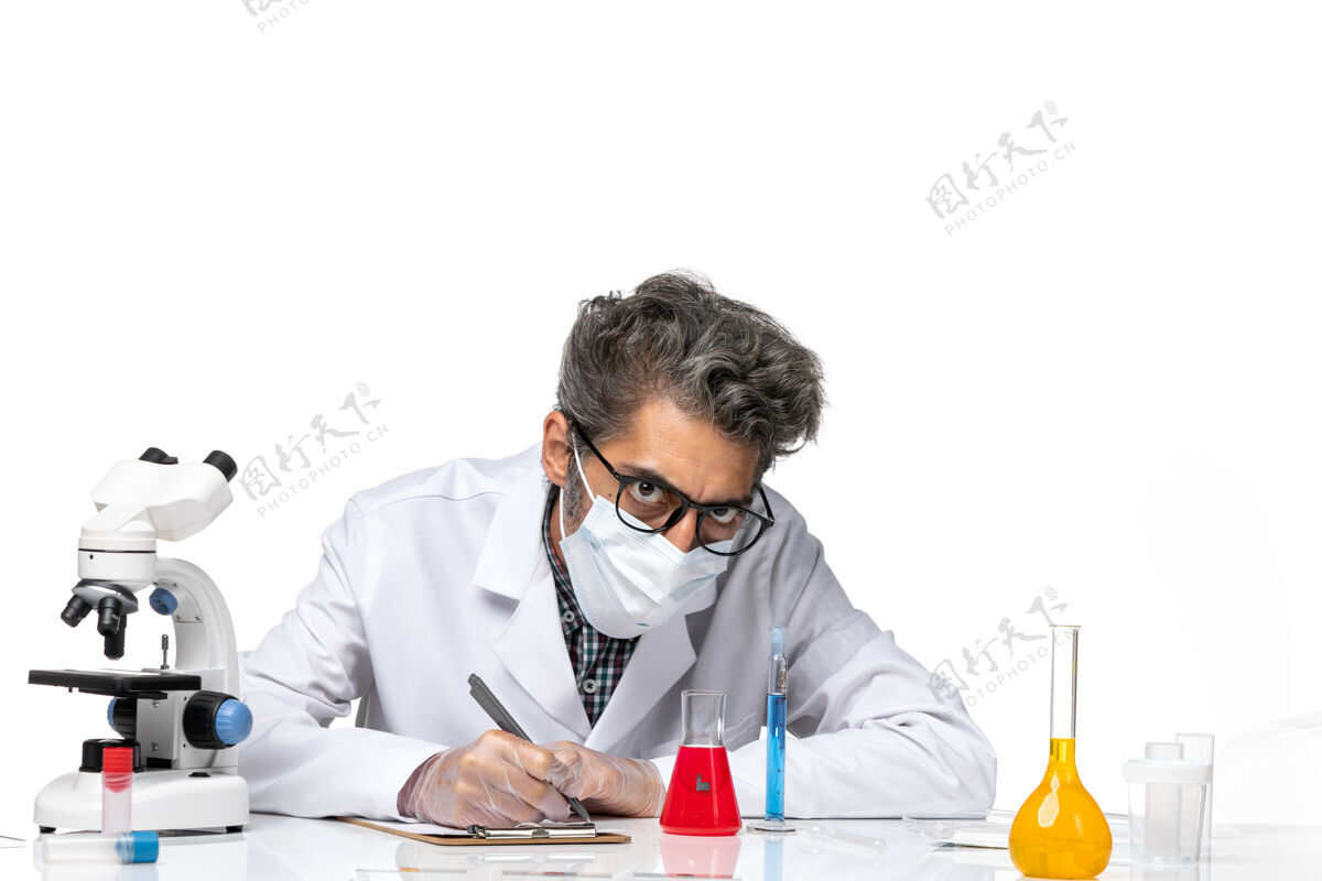 专业正面图中年科学家身着特殊套装写笔记前台笔记研究