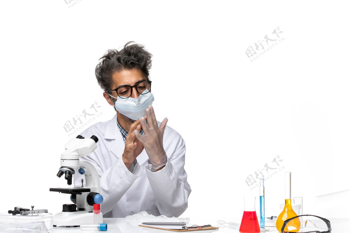 实验室外套正面图中年科学家戴着手套戴着口罩穿着特殊的西装实验室实验室前面