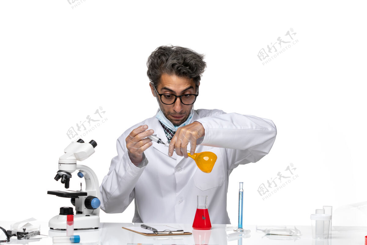 实验室正面图身着白色医疗服的中年科学家在准备注射专业人员准备前台