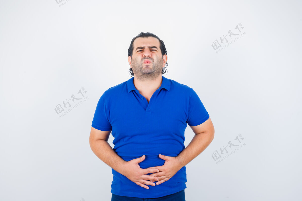 健康中年男子患有胃痛 穿着蓝色t恤 看上去不舒服正视图表情不适抑郁