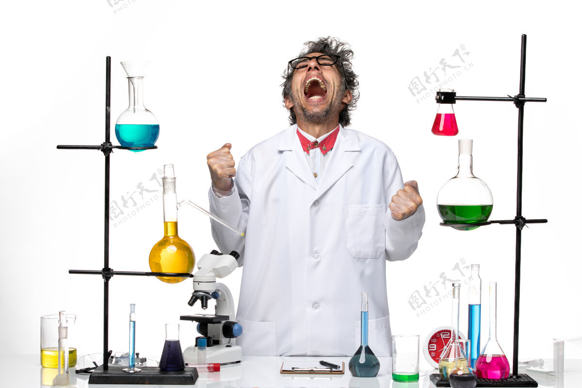 专业正面图身着白色医疗服的男科学家欢呼雀跃科学职业实验室