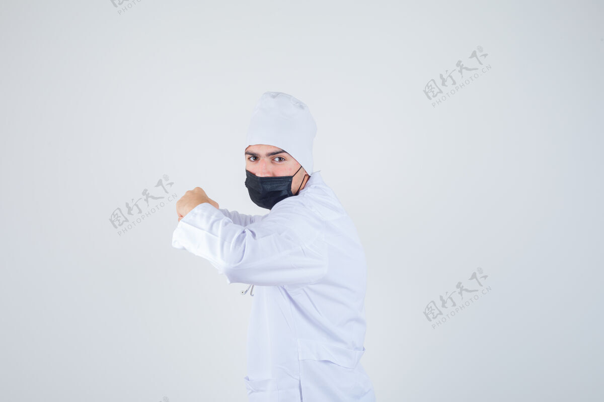 诊所年轻人穿着白色制服 戴着面具 坚定地站在打斗的姿势里肖像医生专业
