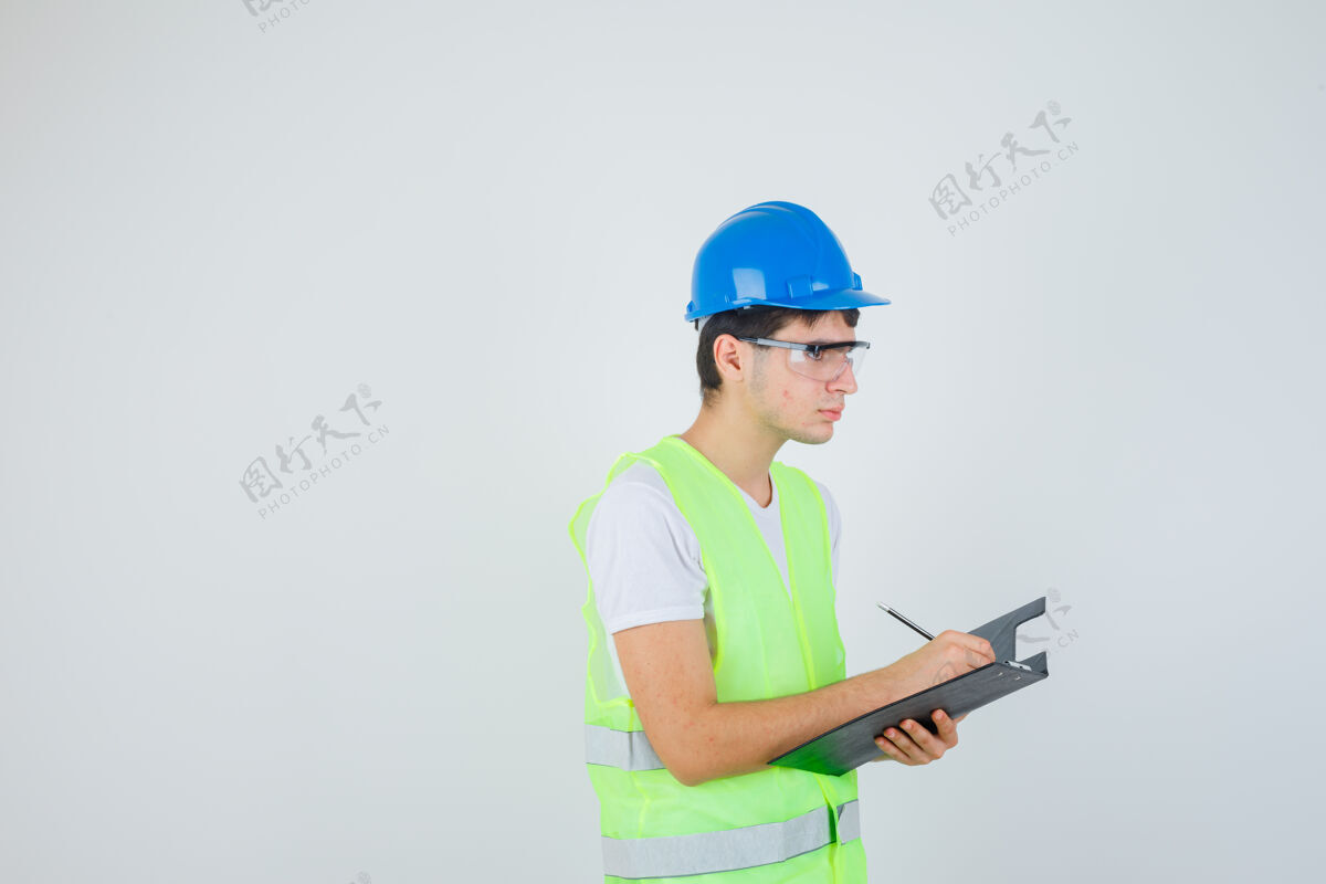 人小男孩穿着施工制服 在文件夹里写笔记 神情专注 俯视前方焦点童年夏天