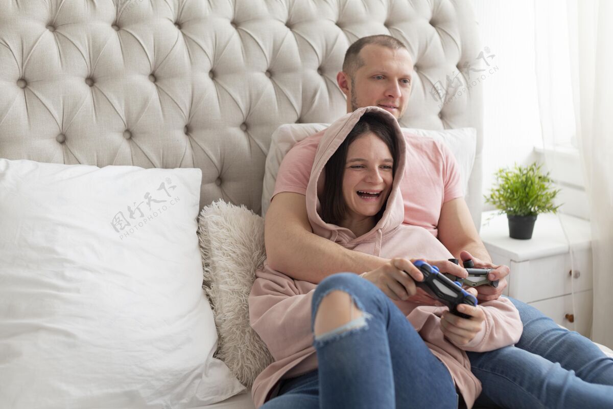 享受老婆和老公在家玩电子游戏控制台操纵杆视频游戏
