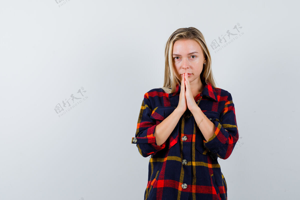 亚洲身着格子衬衫的年轻女士紧握双手祈祷的肖像 正面看起来充满希望完美水疗健康