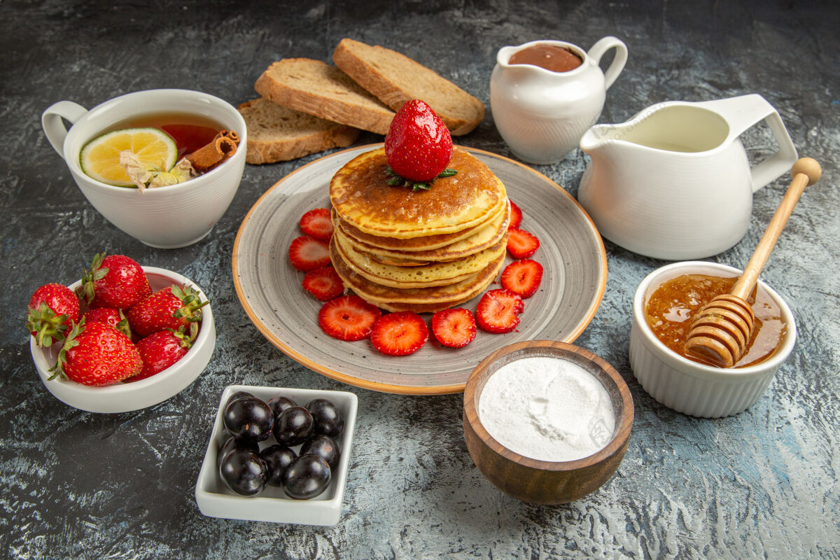 瓷器正面是美味的薄饼 上面有茶和水果 水果蛋糕很甜视图营养品早餐