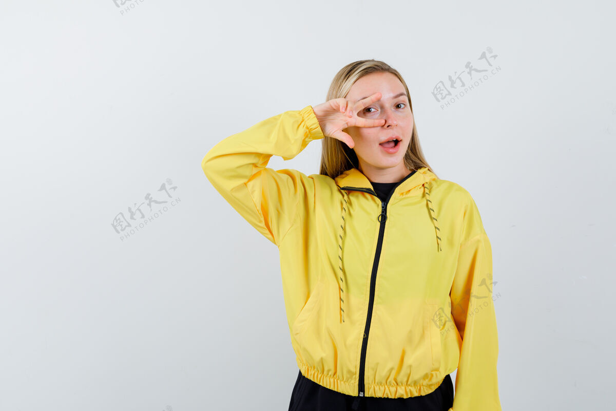女士一位金发女士穿着运动服 眼睛上有v字标志 看上去很惊讶正视图时尚欢呼肖像