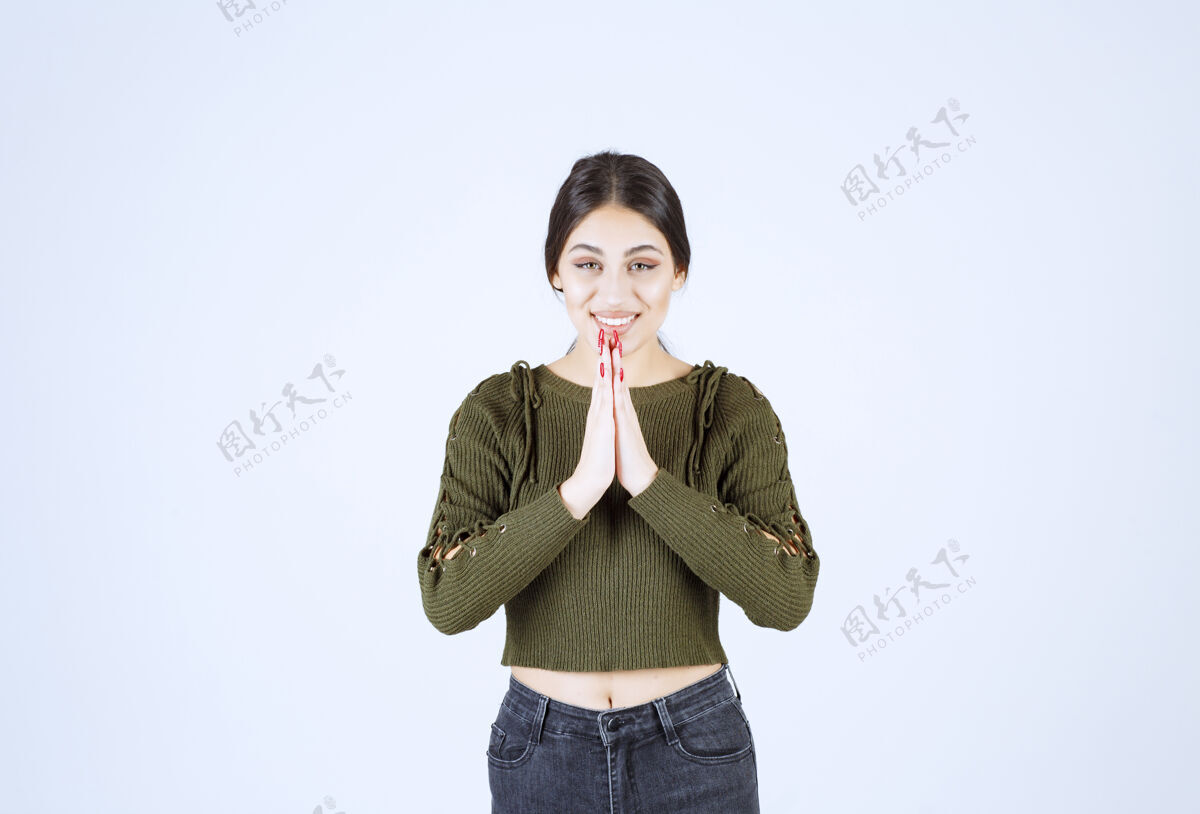 女人一个年轻漂亮的女模特一边祈祷一边抬头看肖像年轻宗教