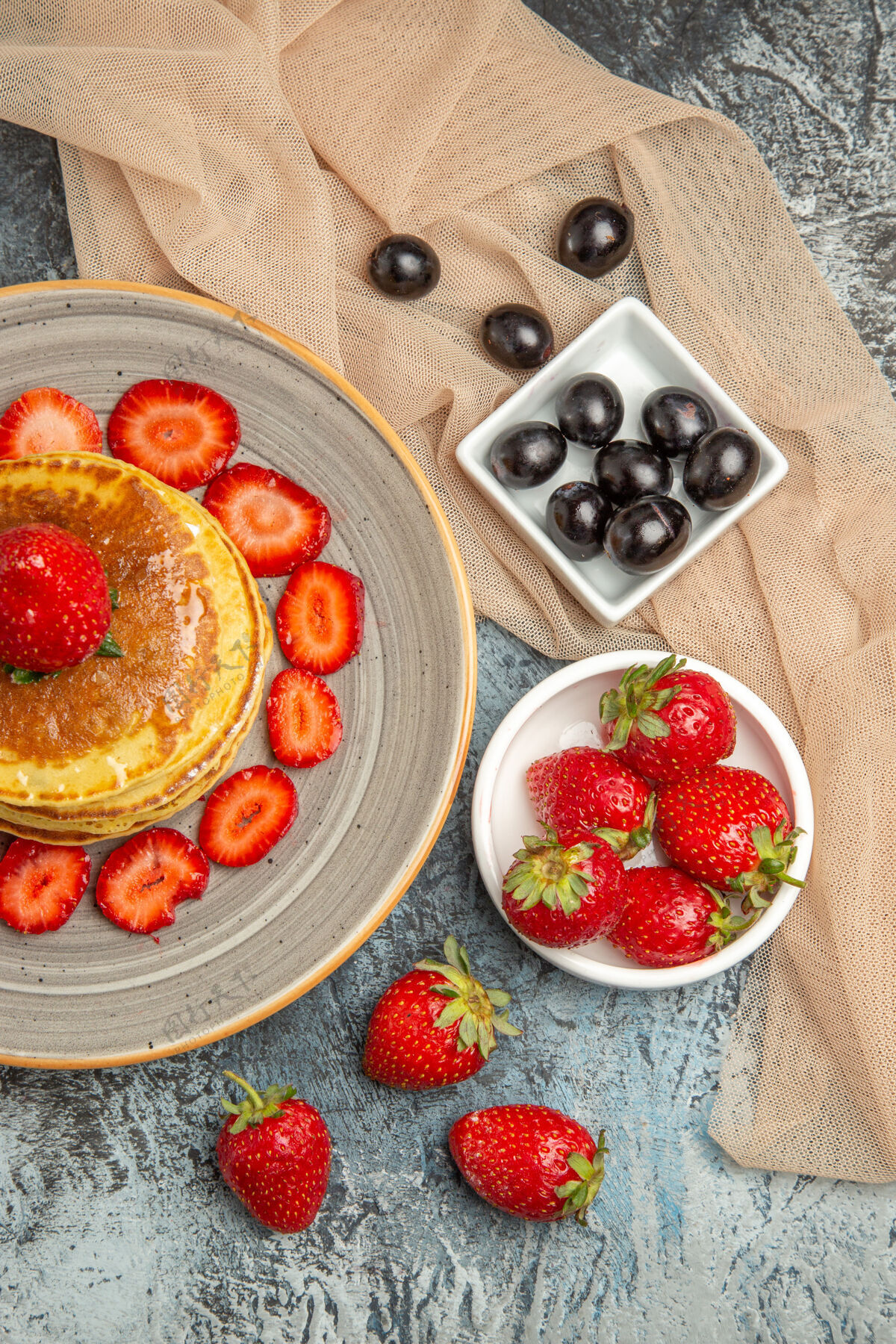 可食用的水果俯瞰美味的薄煎饼和新鲜的草莓上轻表面甜蛋糕水果水果早餐甜点