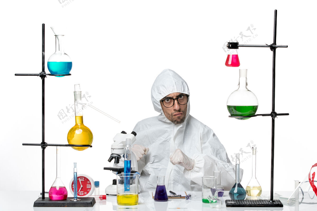 实验室正面图穿着特殊防护服的男科学家气愤地坐着实验室外套愤怒坐着