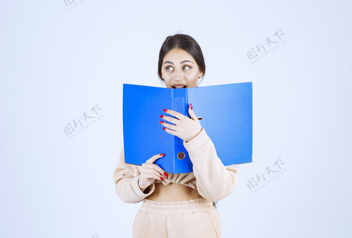 成人新来的助手把脸藏在蓝色文件夹后面人聪明工人