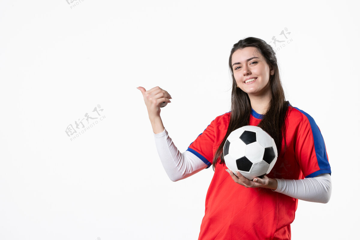 人前视图穿着运动服的年轻女性 白色墙壁上有足球球员人运动