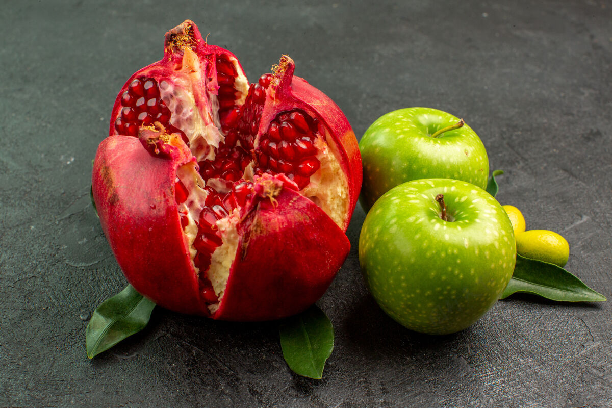 苹果正面是新鲜的石榴 表面有青苹果 果色成熟食用水果成熟生产