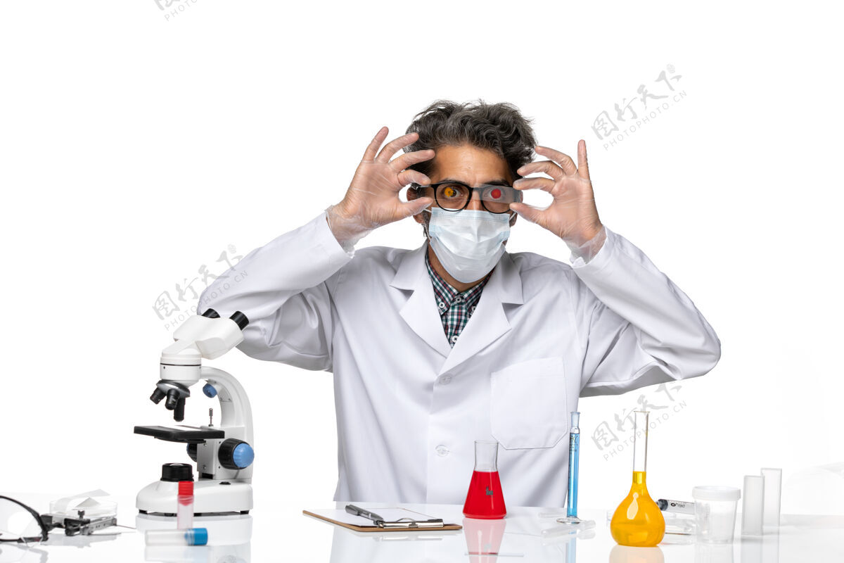 实验室正面图穿着白色医疗服的中年科学家手里拿着小样本小科学研究