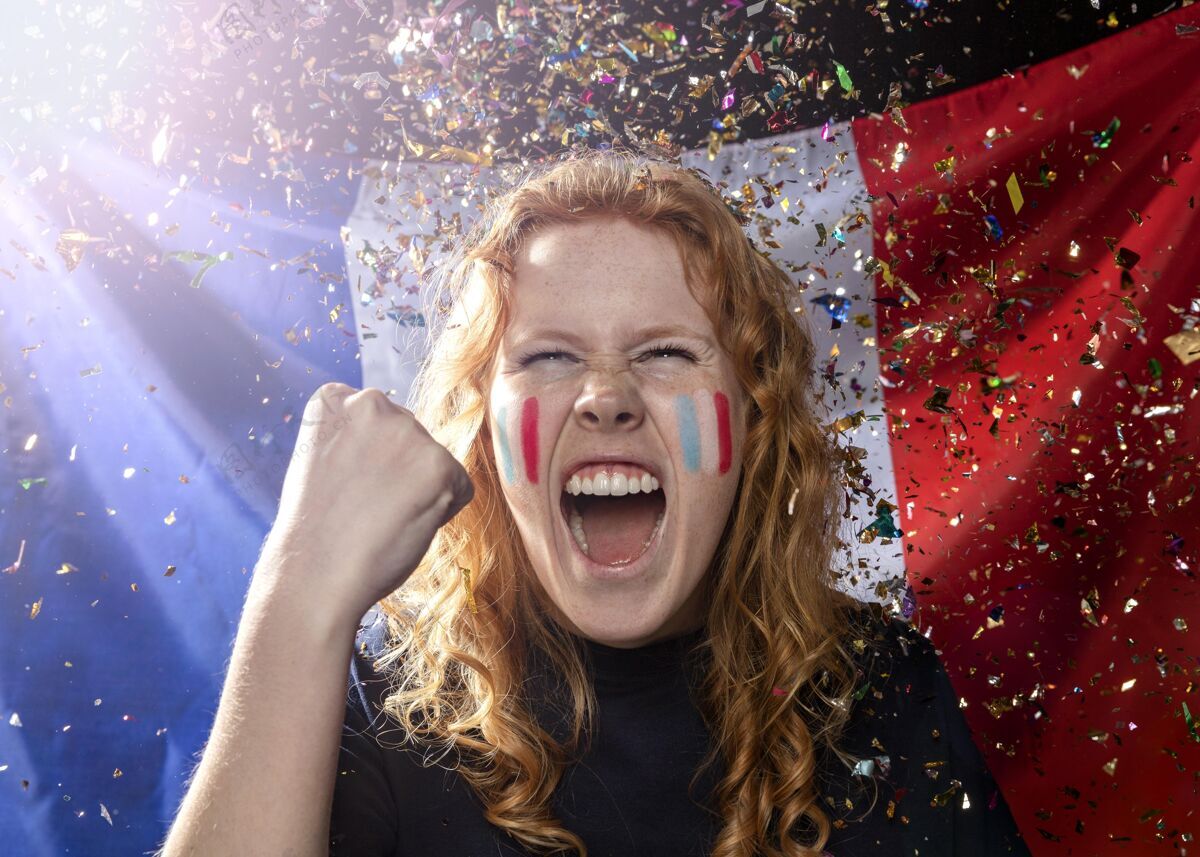 足球手持法国国旗和五彩纸屑的欢呼妇女的正面图足球比赛水平女子