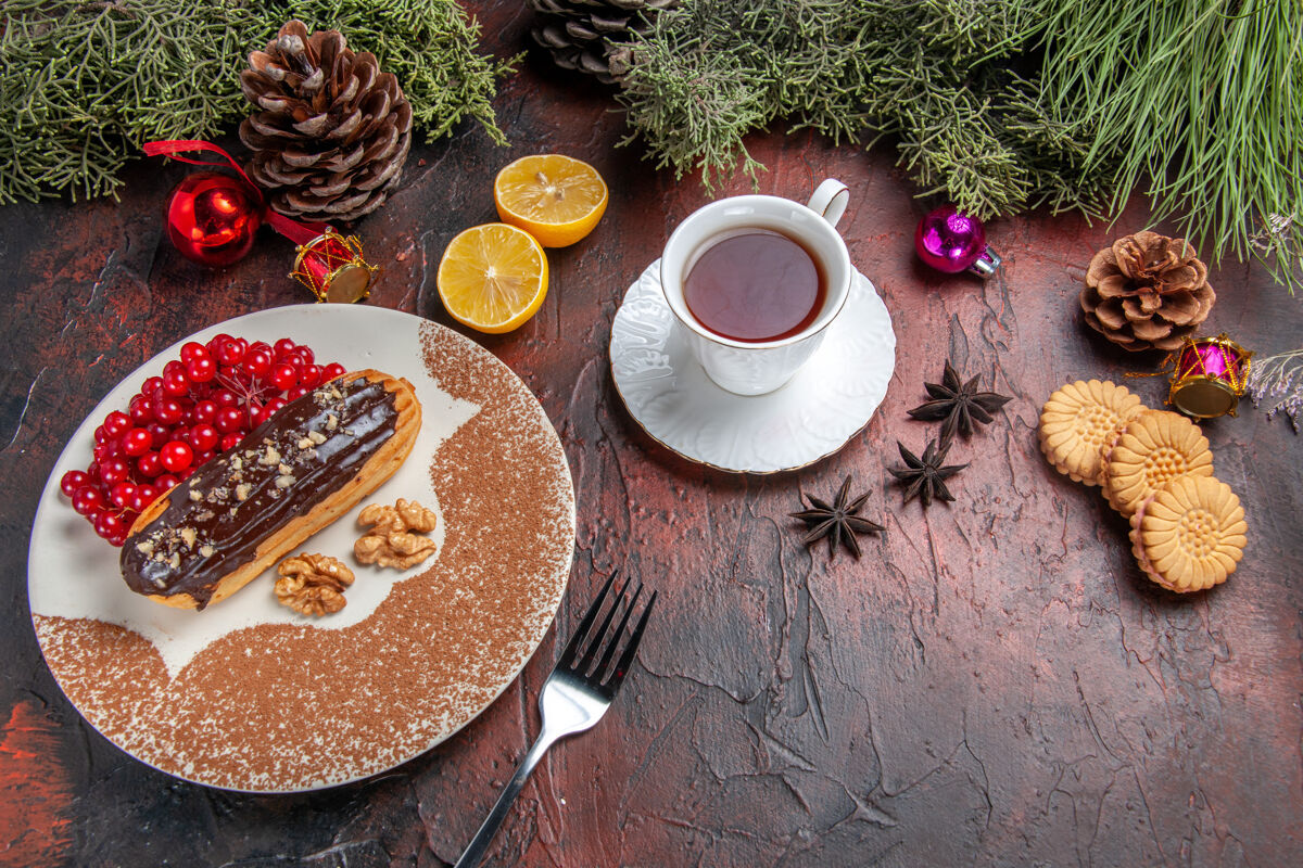 浆果俯瞰美味的巧克力与浆果和茶在黑暗的桌子蛋糕派甜点甜深色派咖啡