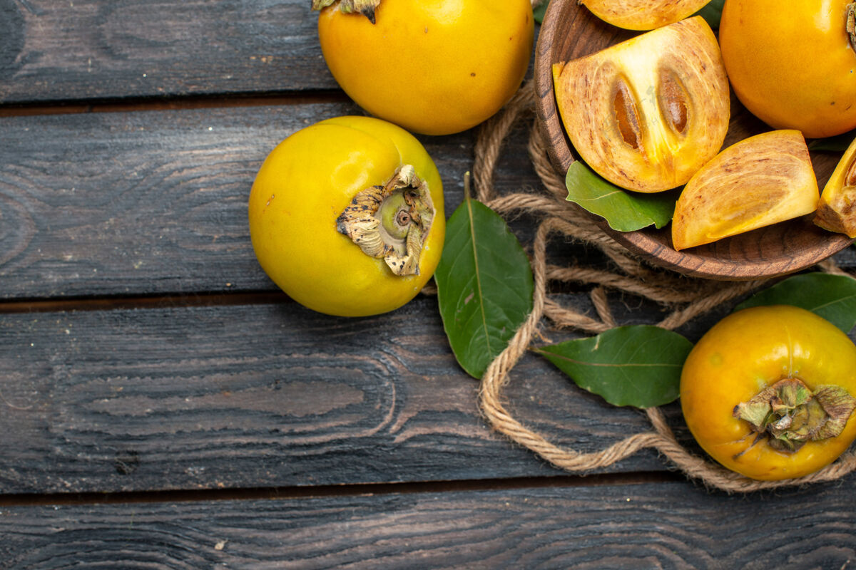 乡村俯瞰木质质朴地板上新鲜甜甜的柿子 品尝成熟的水果味道柑橘黄色