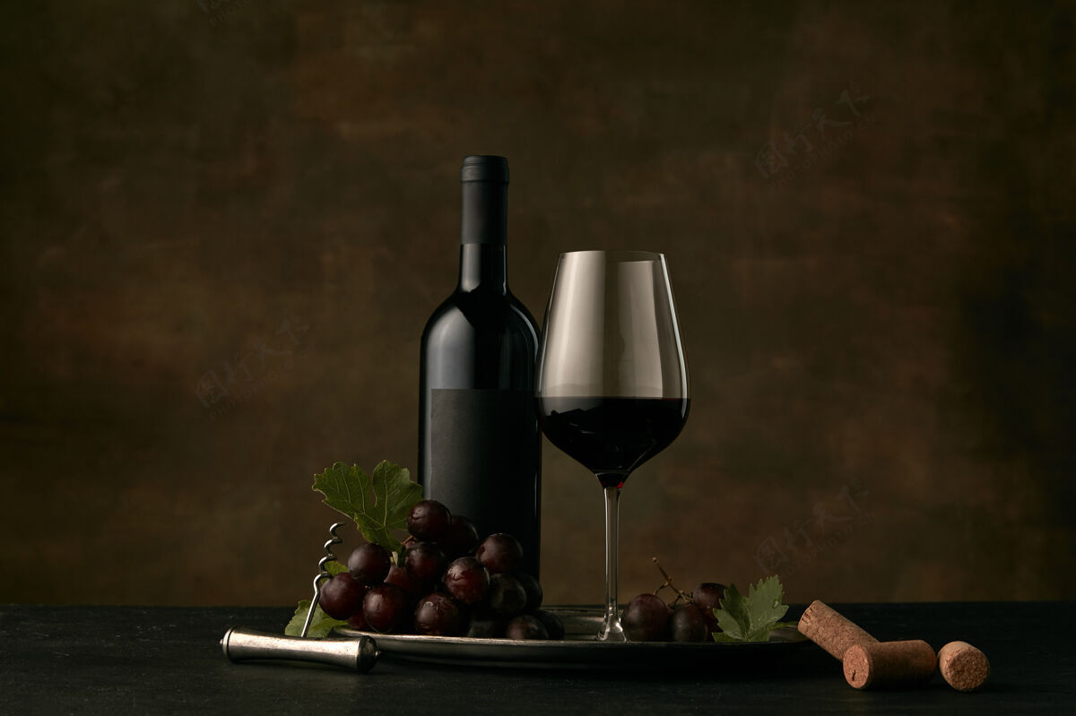 桌子美味的葡萄果盘前视图 酒瓶 奶酪 水果和深色背景玻璃正面赤霞珠食物