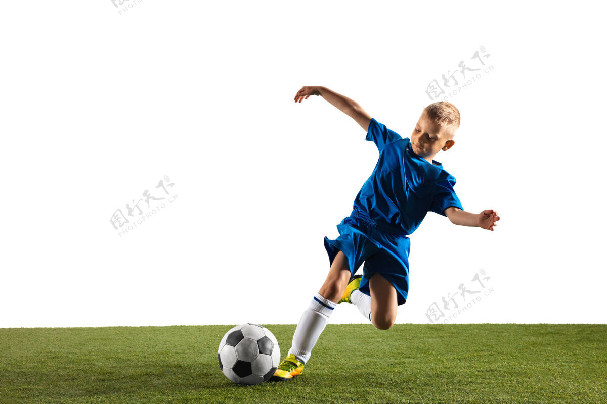 童年穿运动服的足球运动员或足球运动员在白色背景下用球假装或踢进球的小男孩活动游戏人类