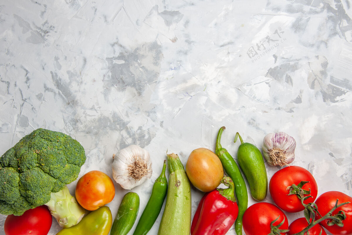 平铺顶视图新鲜绿西兰花配蔬菜白地板沙拉成熟健康饮食复制空间食物黄瓜