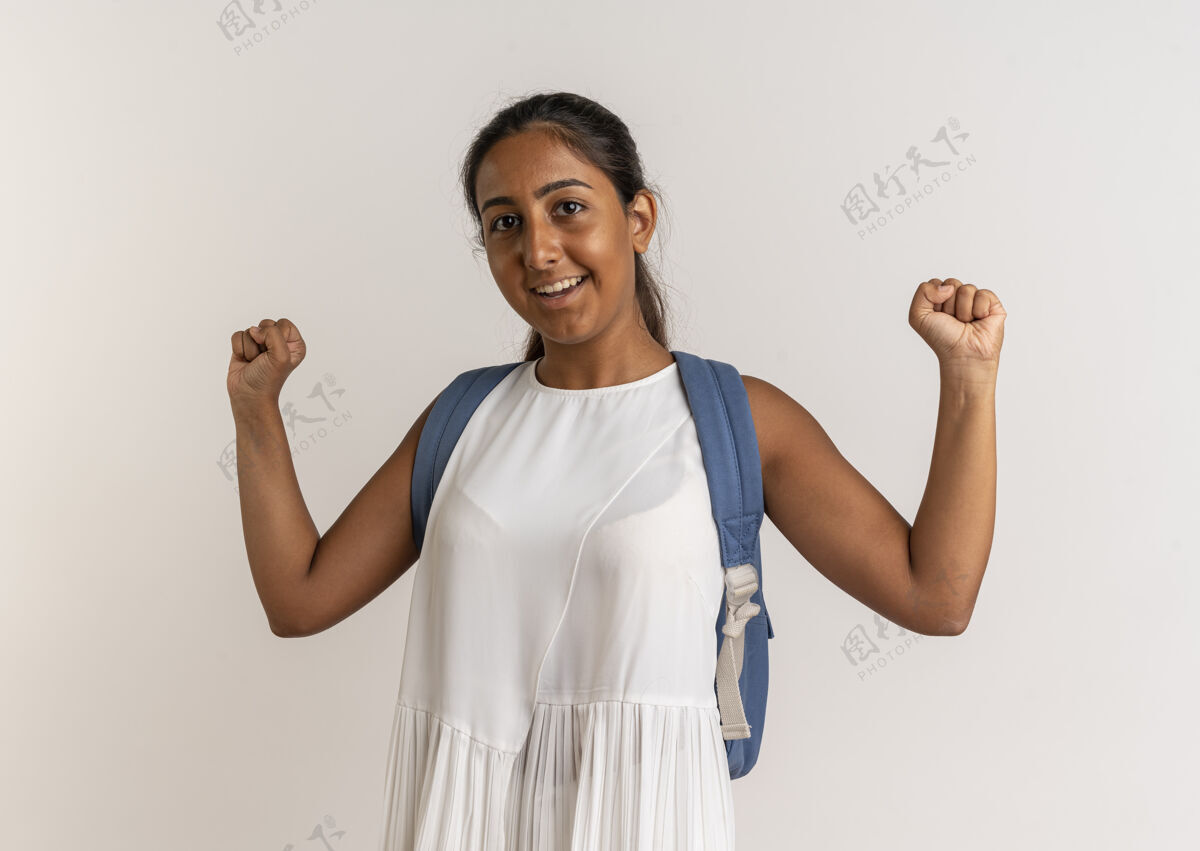 年轻带着微笑的年轻女学生 背着书包 在白色上做着“是”的手势微笑是的包