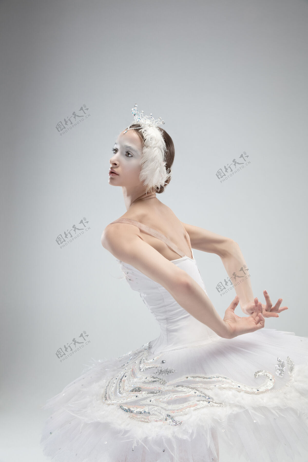 背景白色背景上优雅的经典芭蕾舞演员的特写镜头角色芭蕾舞愉悦