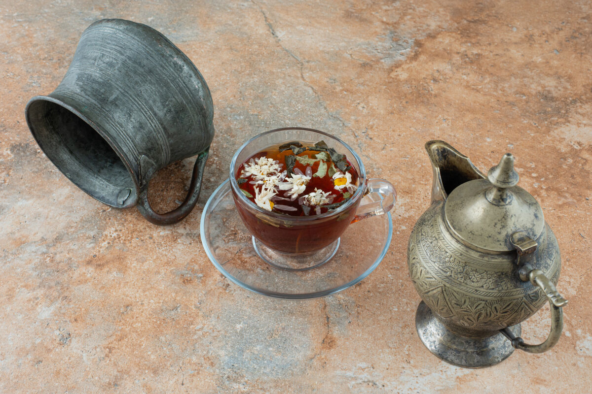 马克杯两个古老的茶壶与凉茶大理石背景古董杯子热的