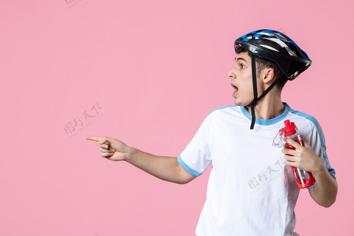 人前视图困惑的男运动员穿着运动服 戴着头盔和一瓶水男性自行车速度