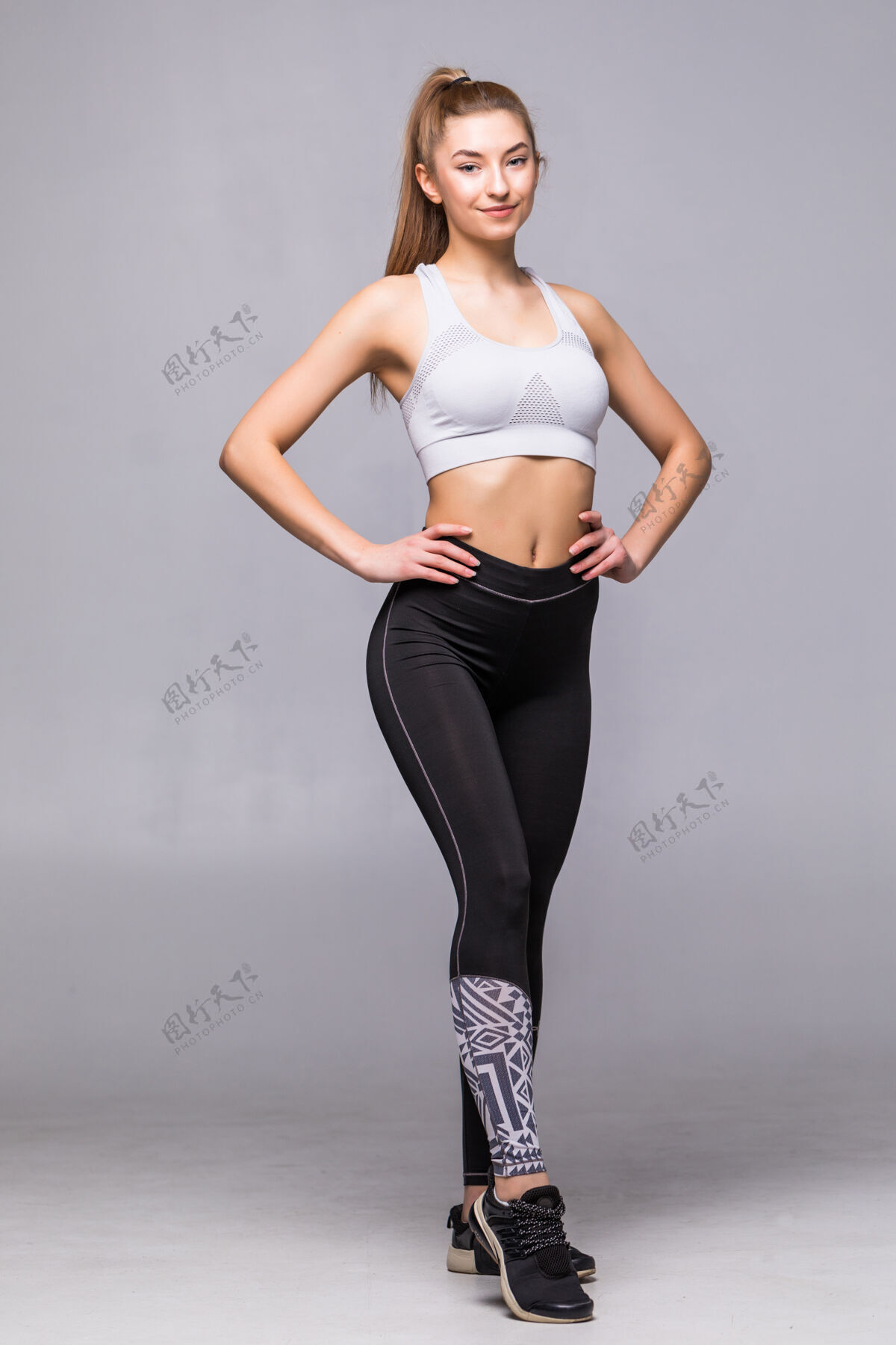 运动全身年轻开朗微笑的女子穿着运动服 与世隔绝快乐体重人