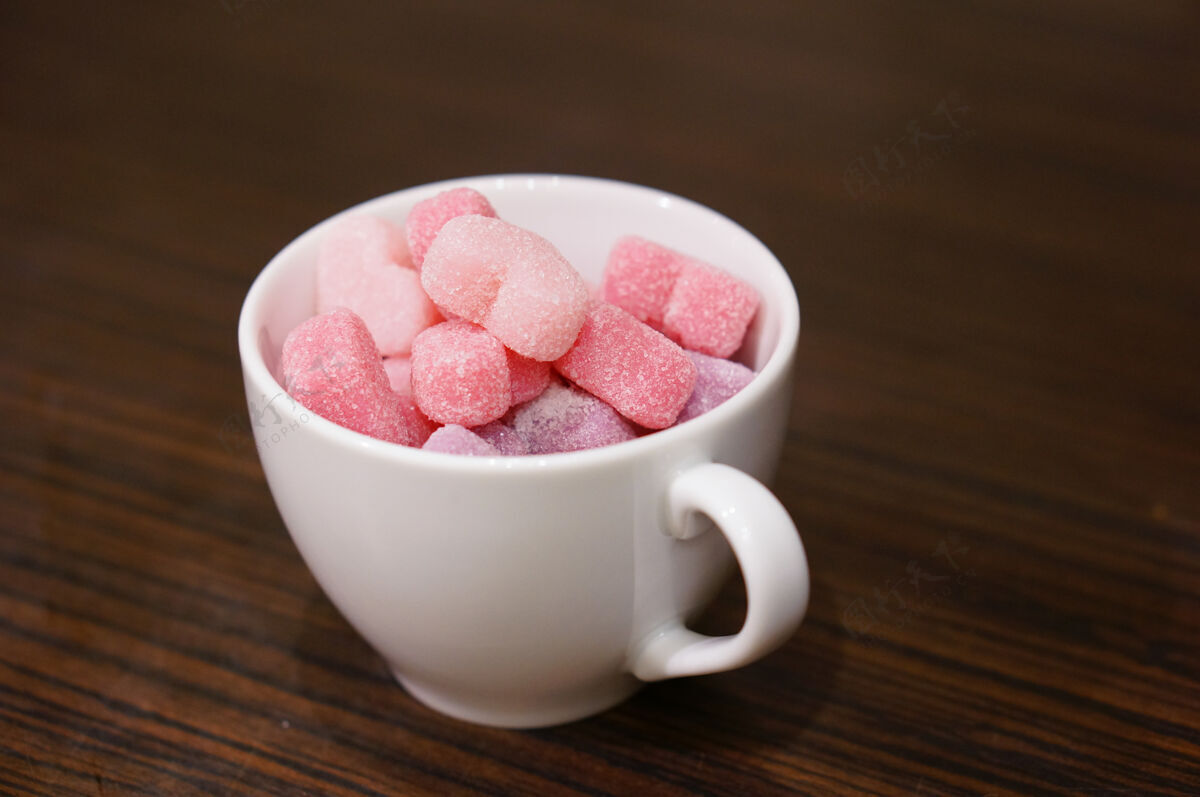 混合物高角度拍摄一个装满果冻糖的杯子甜点木头糖果