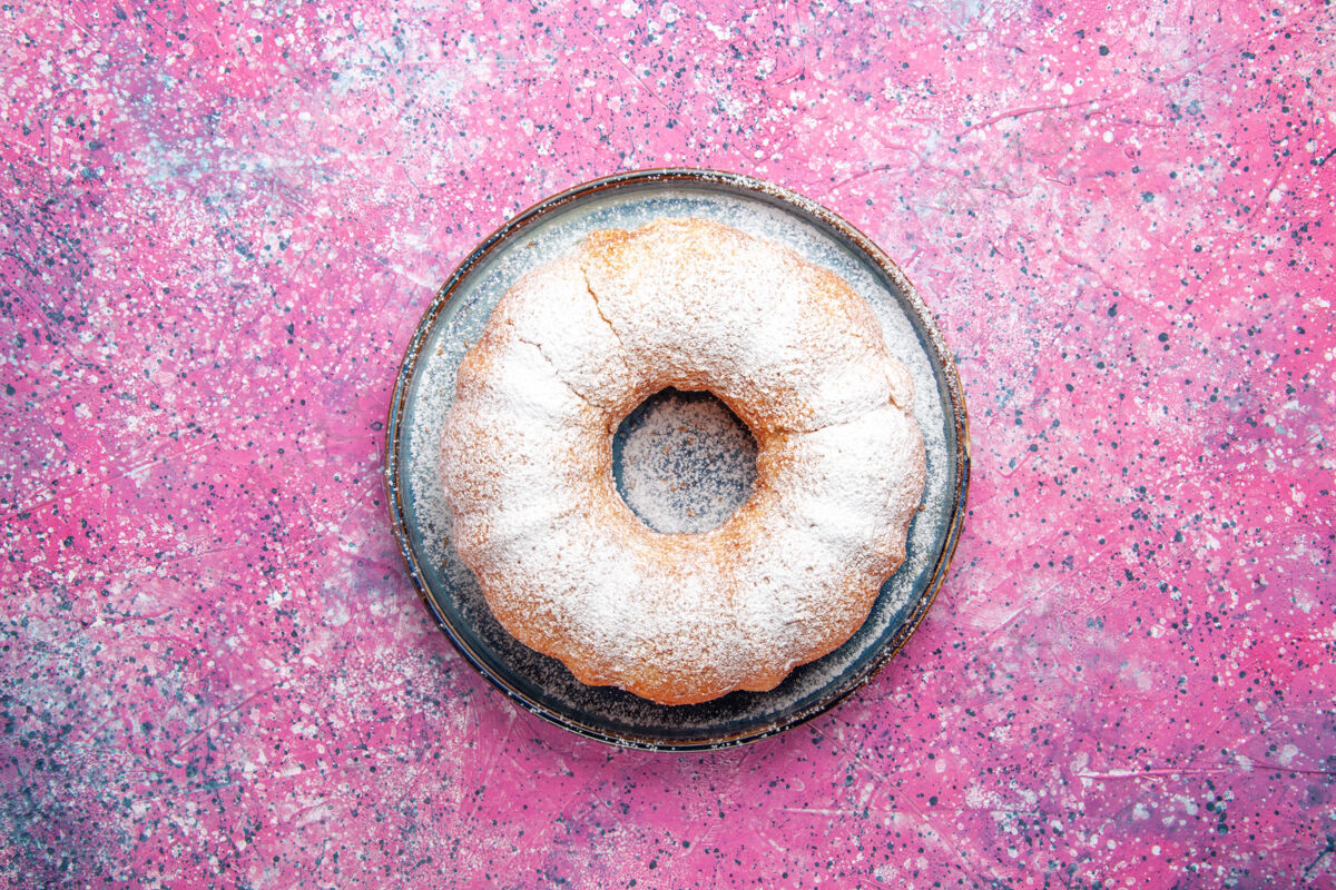 圆形粉红色表面形成的糖粉蛋糕圆形顶视图钩子形状美味