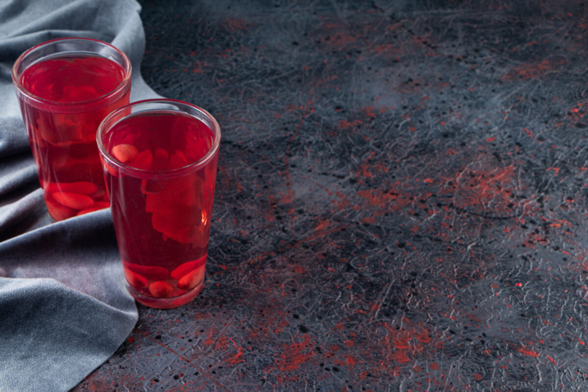 美味两杯果汁放在一块布上 放在混合桌上有机可口面料