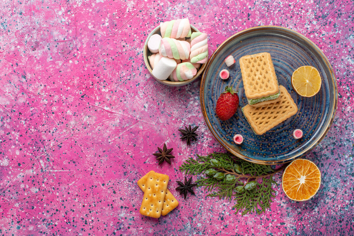派粉色表面有棉花糖的美味华夫饼俯视图盘子容器食物