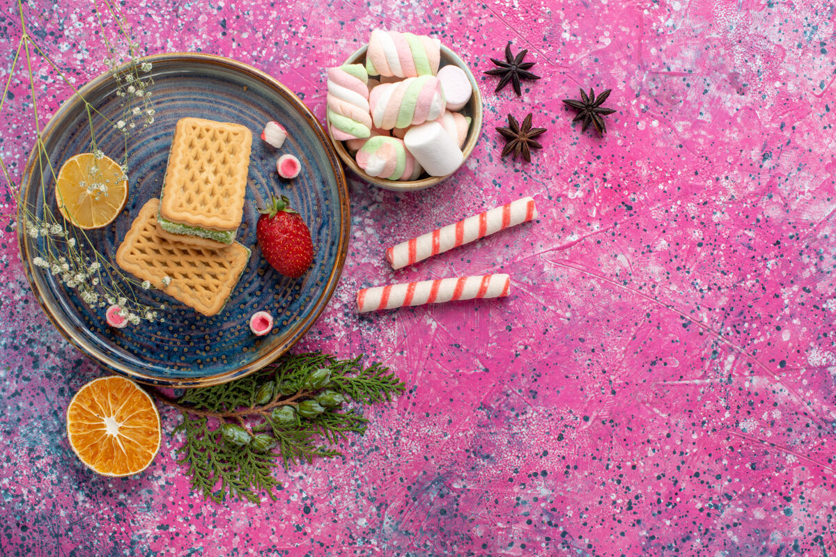 庆祝粉色表面有棉花糖的美味华夫饼俯视图派饼干五颜六色