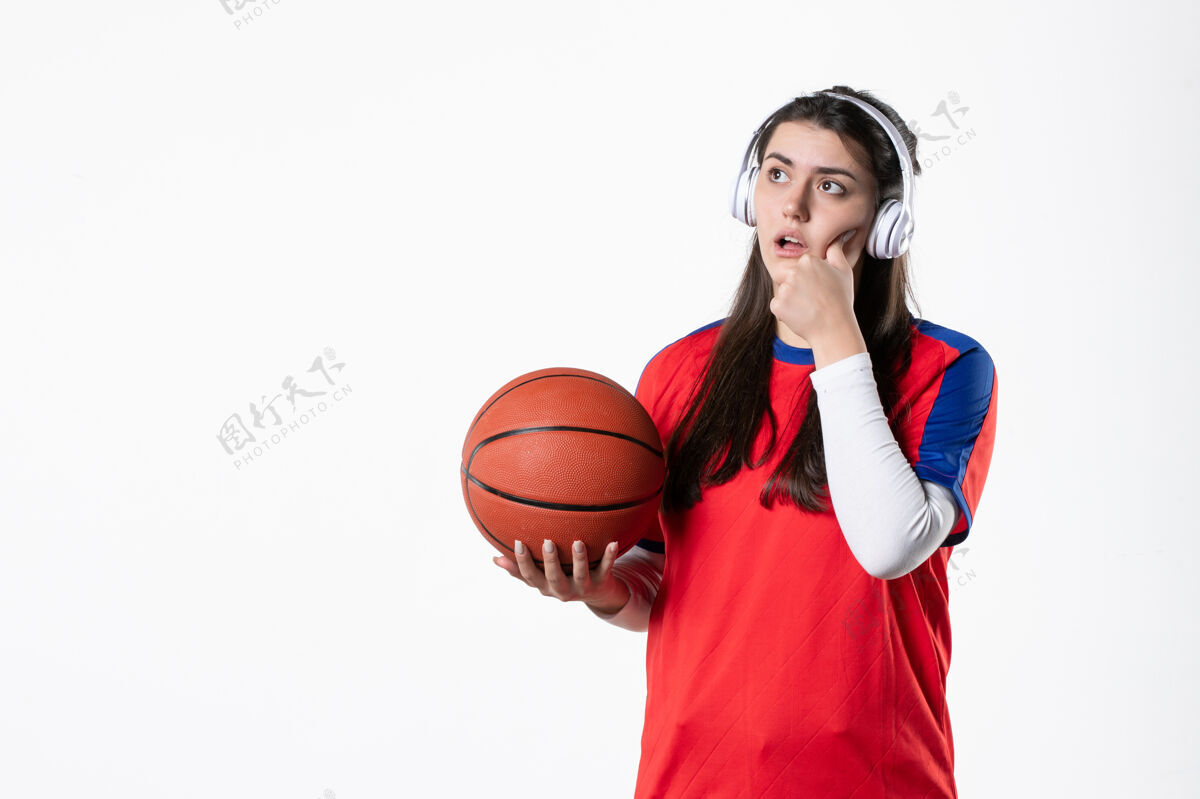 团体正面图：穿着运动服的年轻女子打篮球球青少年运动