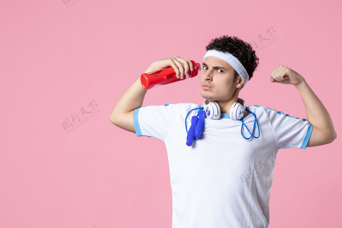 瓶子正面图强壮的男运动员穿着运动服拿着一瓶水视图快乐人