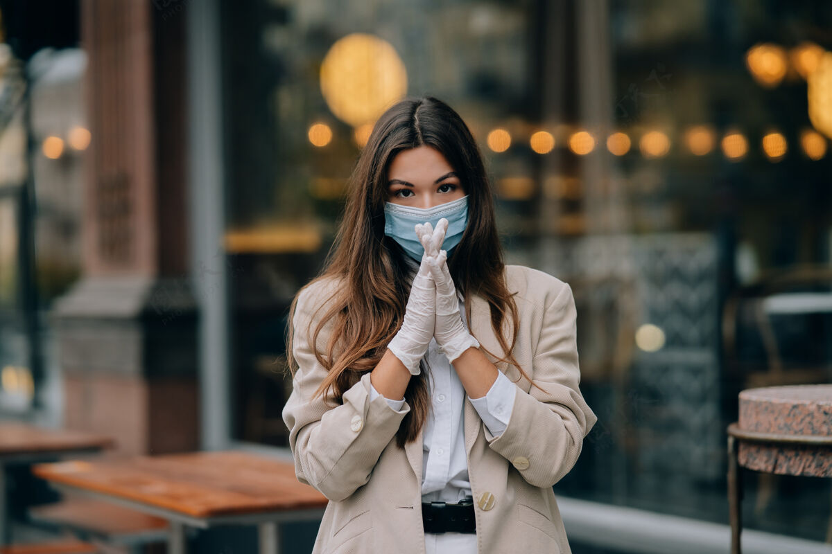 污染街上戴着面具的年轻女子爆发流感健康