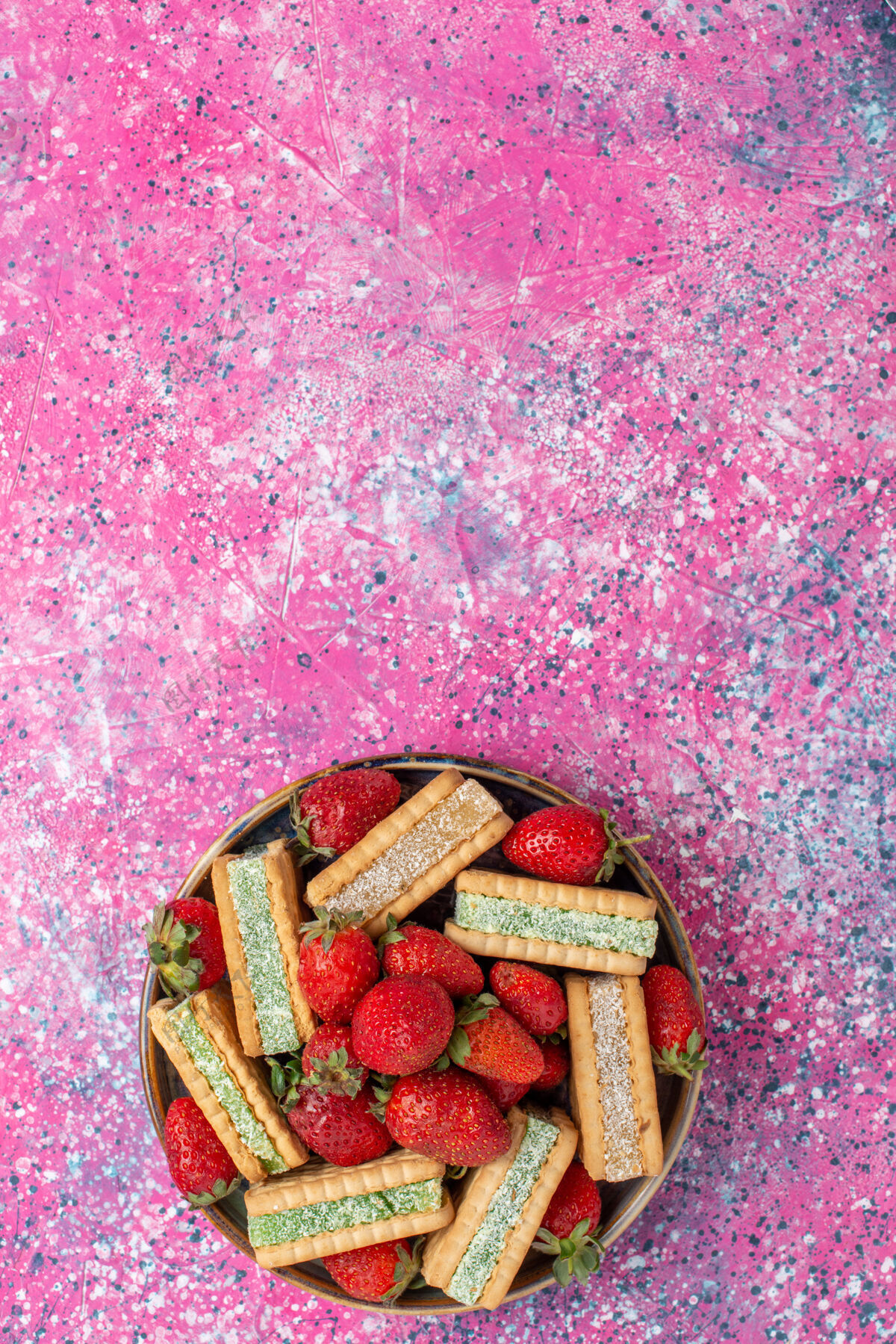 饼干美味的华夫饼干 粉色表面有新鲜的红色草莓华夫饼草莓食品