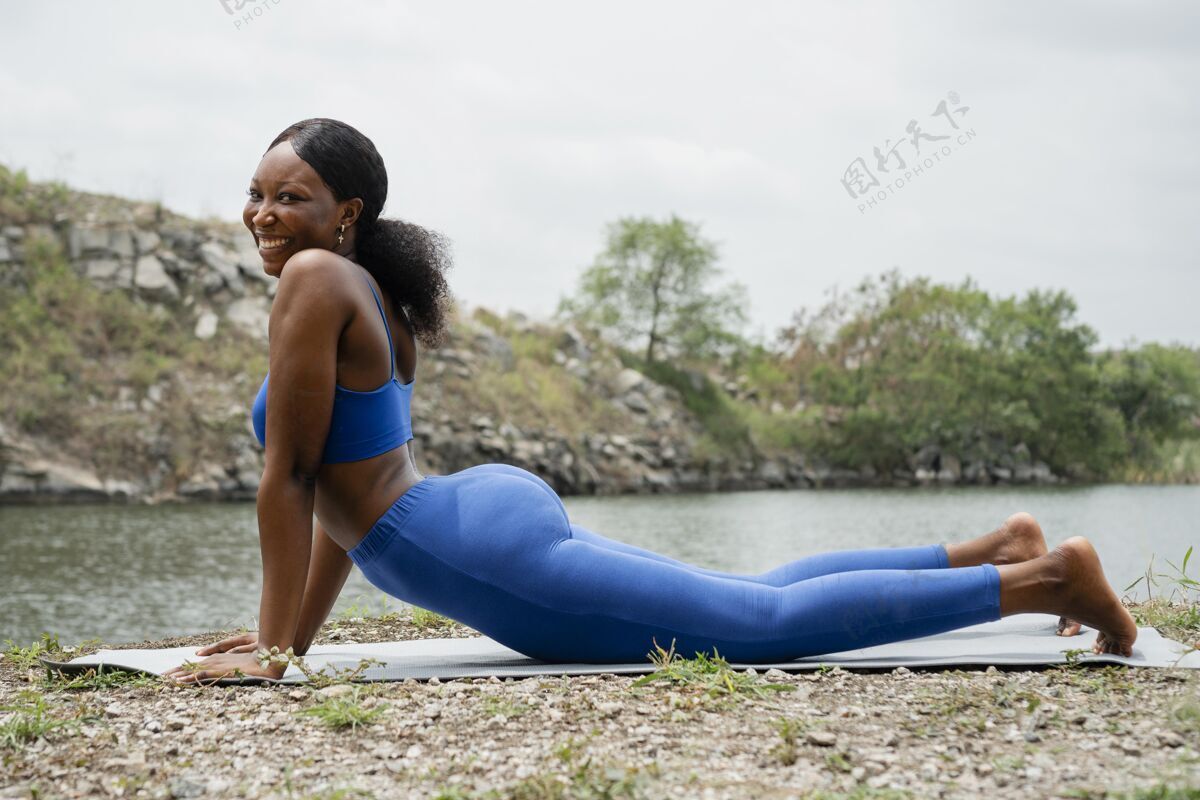 女人在外面教瑜伽姿势的女人生活方式身体平衡瑜伽