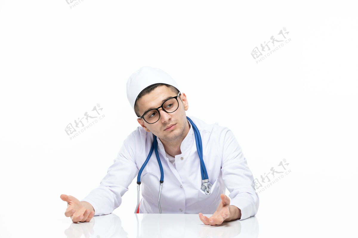 疾病正面图：男医生穿着医疗服坐在桌子后面套装人药品
