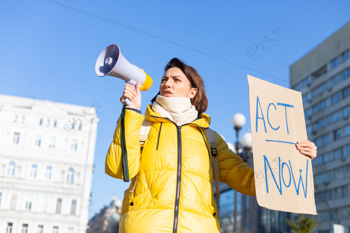 广场站在镇上户外展示餐桌的年轻妇女的肖像抗议流行病 政治或环境问题的女性示威板单次抗议外面活动家全球